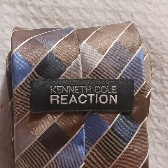 NWOT. Kenneth Cole Reaction Silk Tie. - Picture 3 of 3